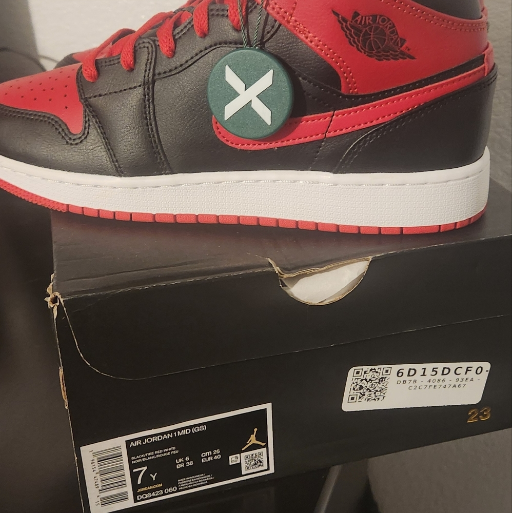 Air Jordan 1 mid Bred alternative Sz 7Y mens 7,Wmns 8.5